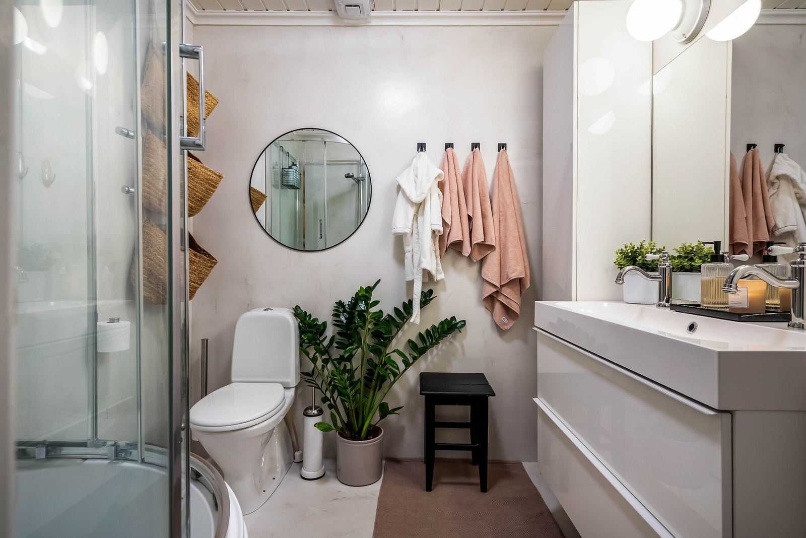 Flott bad med moderne innredning, god oppbevaringsplass og stilrene detaljer. Galleribilde