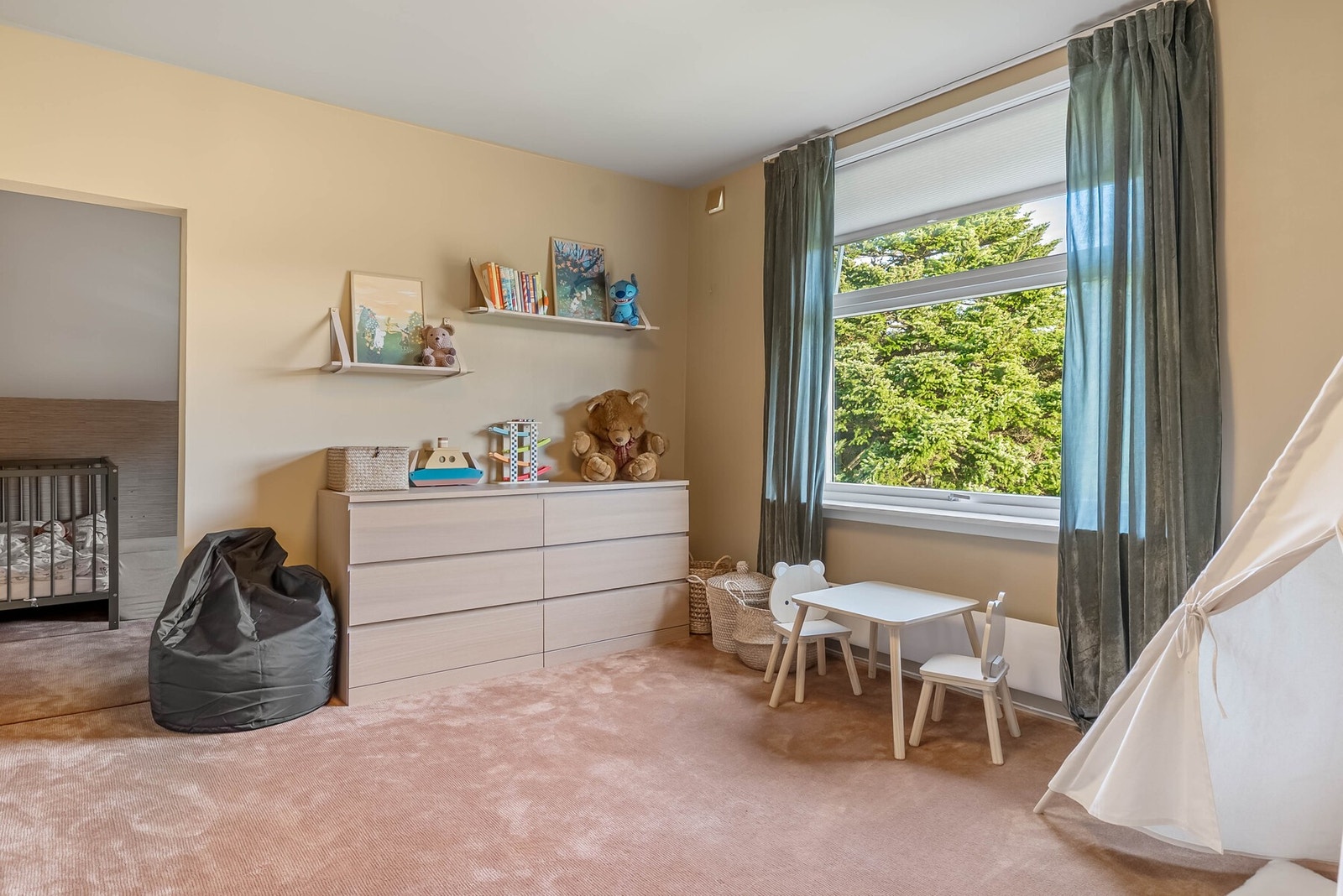 Lyst og romslig soverom med store vinduer og god plass til lek og oppbevaring. Galleribilde