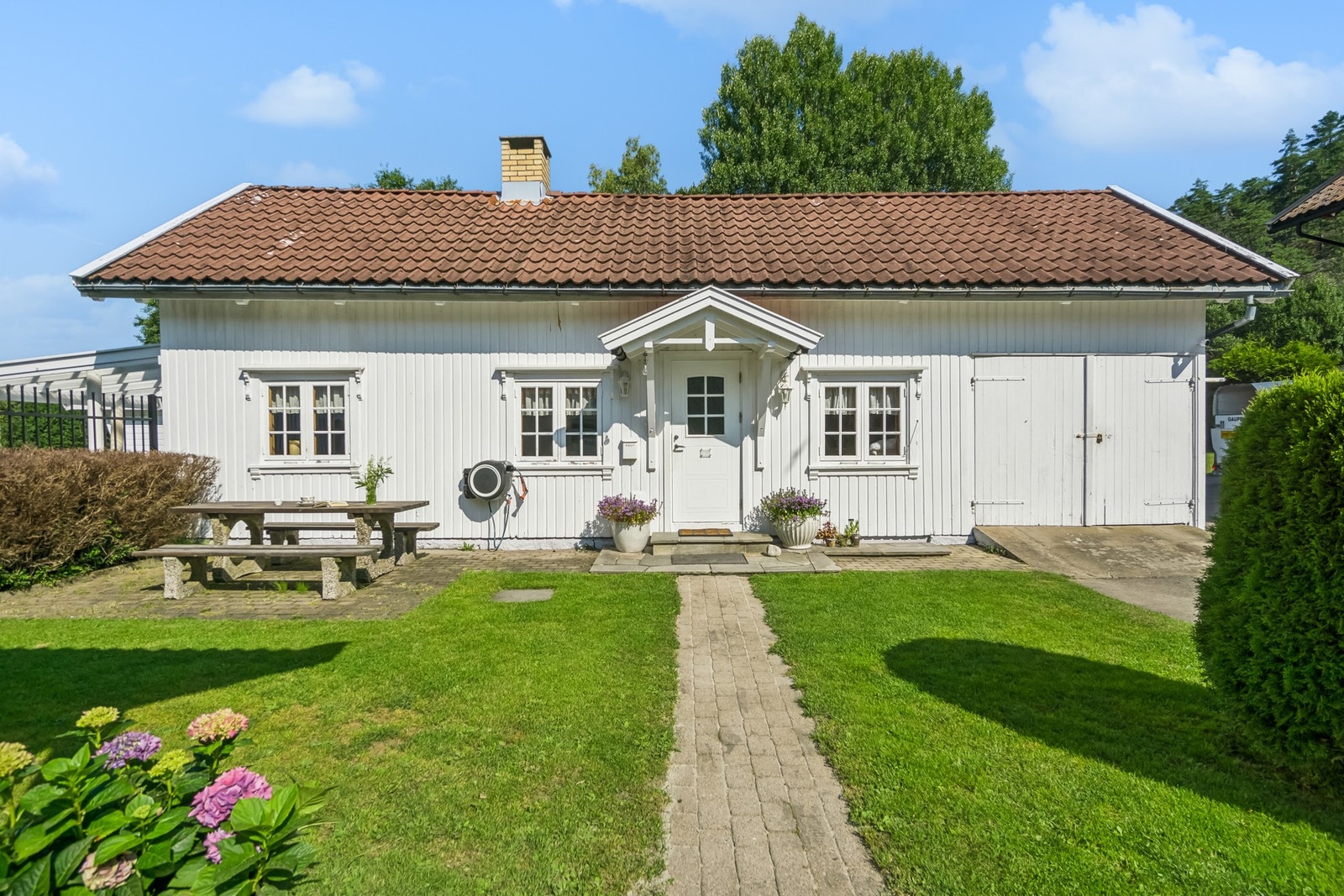 Et nydelig bryggerhus på tunet. Perfekt som generasjonsbolig eller for ungdommen. Galleribilde