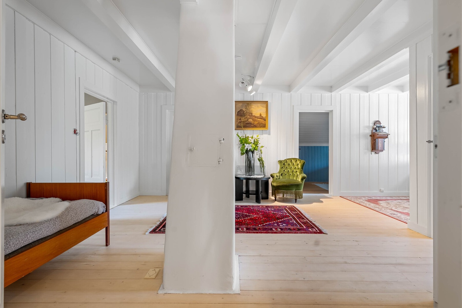 Lyst og innbydende loftsrom med god plass til møblering og hyggelige soner. Galleribilde