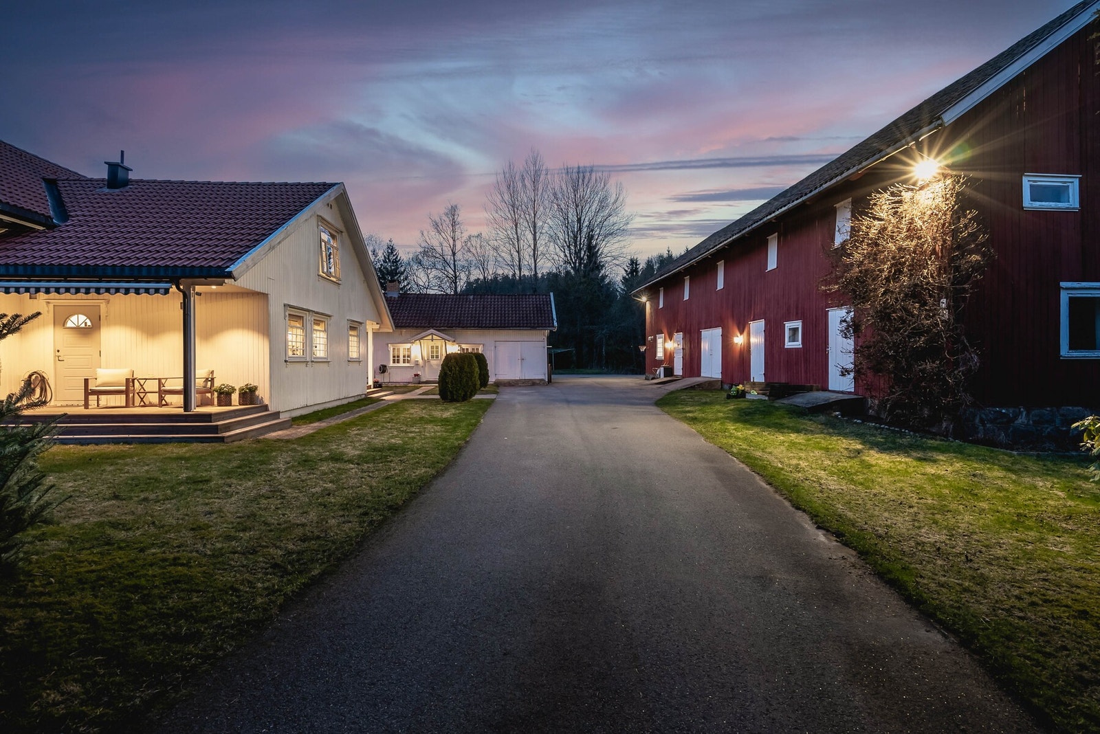 Innbydende tun med flott gårdsplass og hyggelig uteområde rundt eiendommen. Bildet viser eiendommens nærområde. Galleribilde