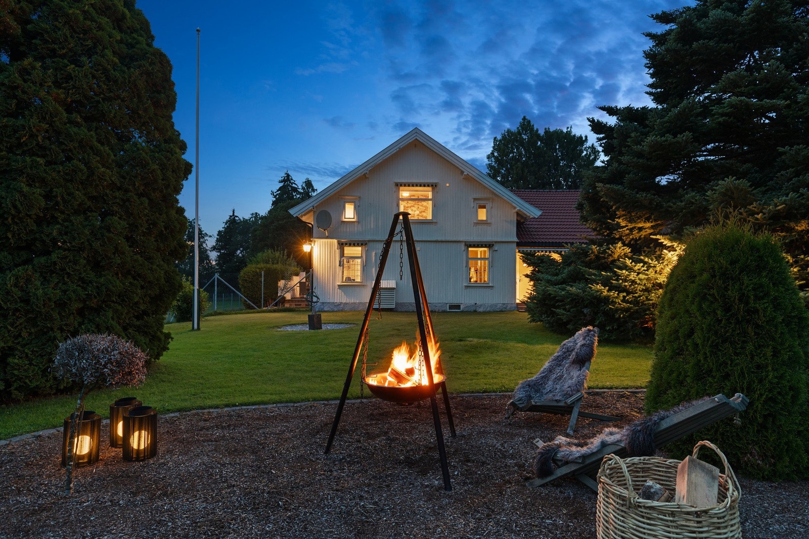 Stemningsfullt uteområde med bålpanne og hyggelig sitteplass, perfekt for avslapning og sosiale kvelder. Galleribilde