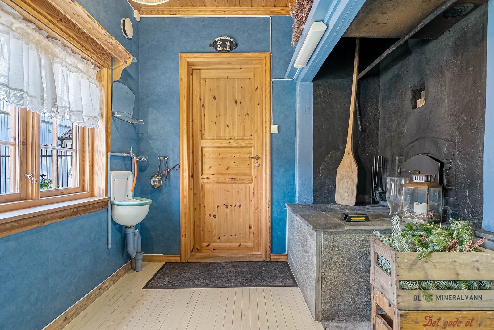 Bryggerhuset er innredet med en stue, flerbruksrom med bakerovn, soverom og bad. I tillegg har du flotte uteområder. Galleribilde
