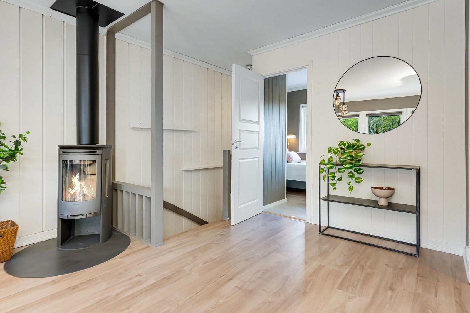Flott og romslig stue med peis. Galleribilde