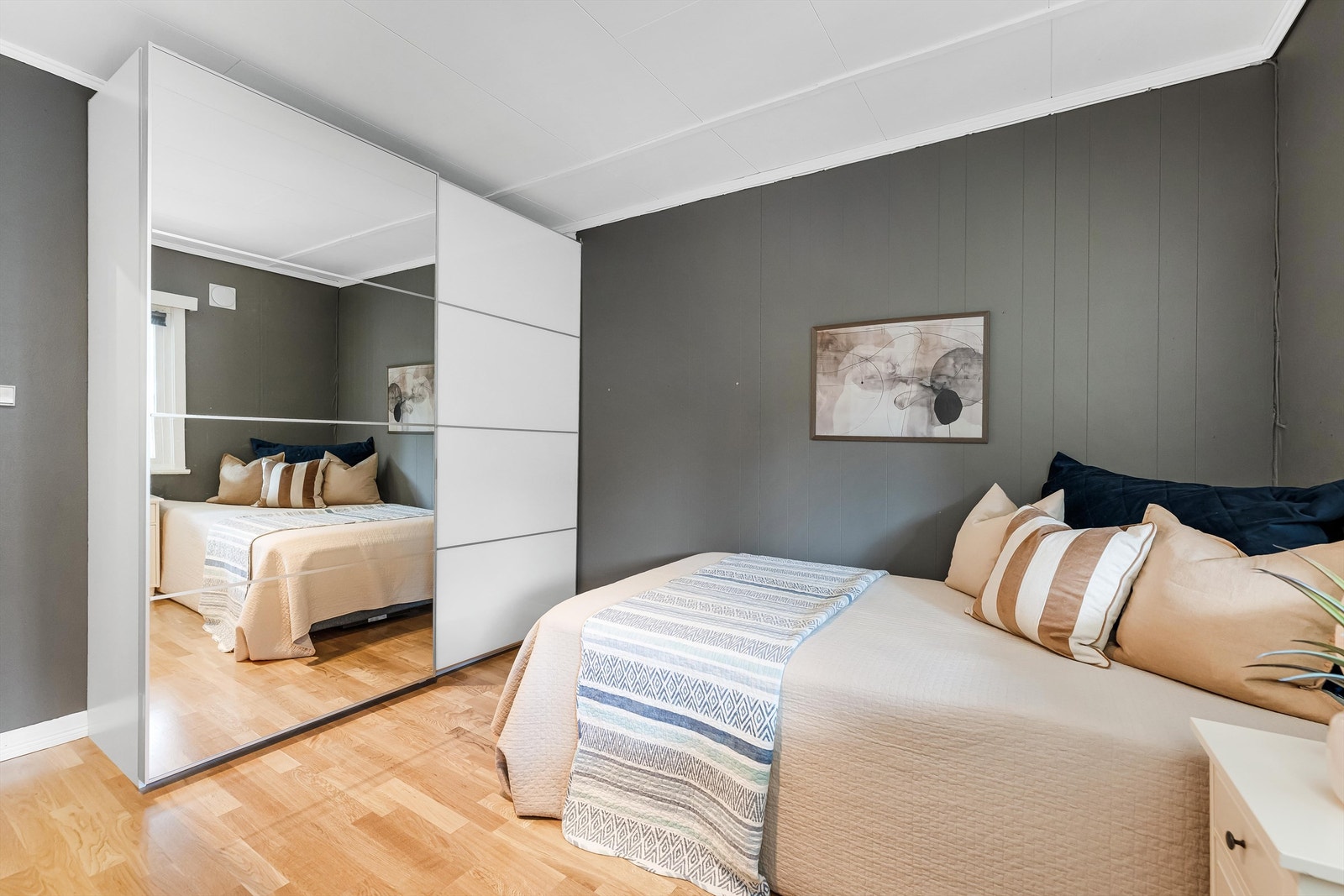 Dette soverommet har også garderobeskap med skyvedører. Galleribilde