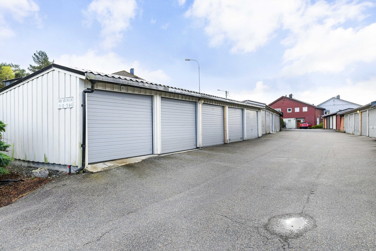 Tilhørende garasje i rekke. (nr.51) Galleribilde