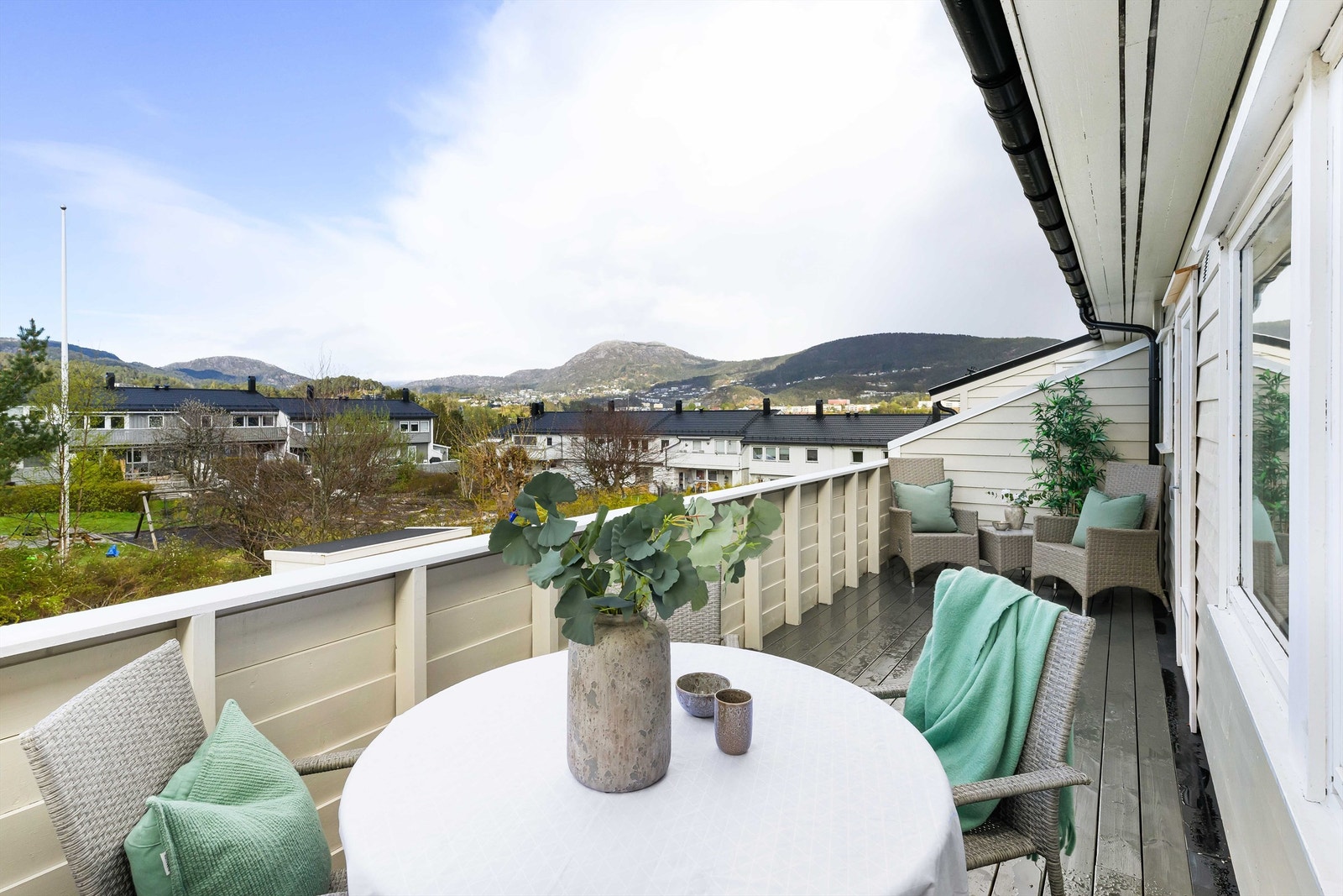 Fra altanen har man god oversikt over borettslaget og kan fint følge med når barna leker. Galleribilde