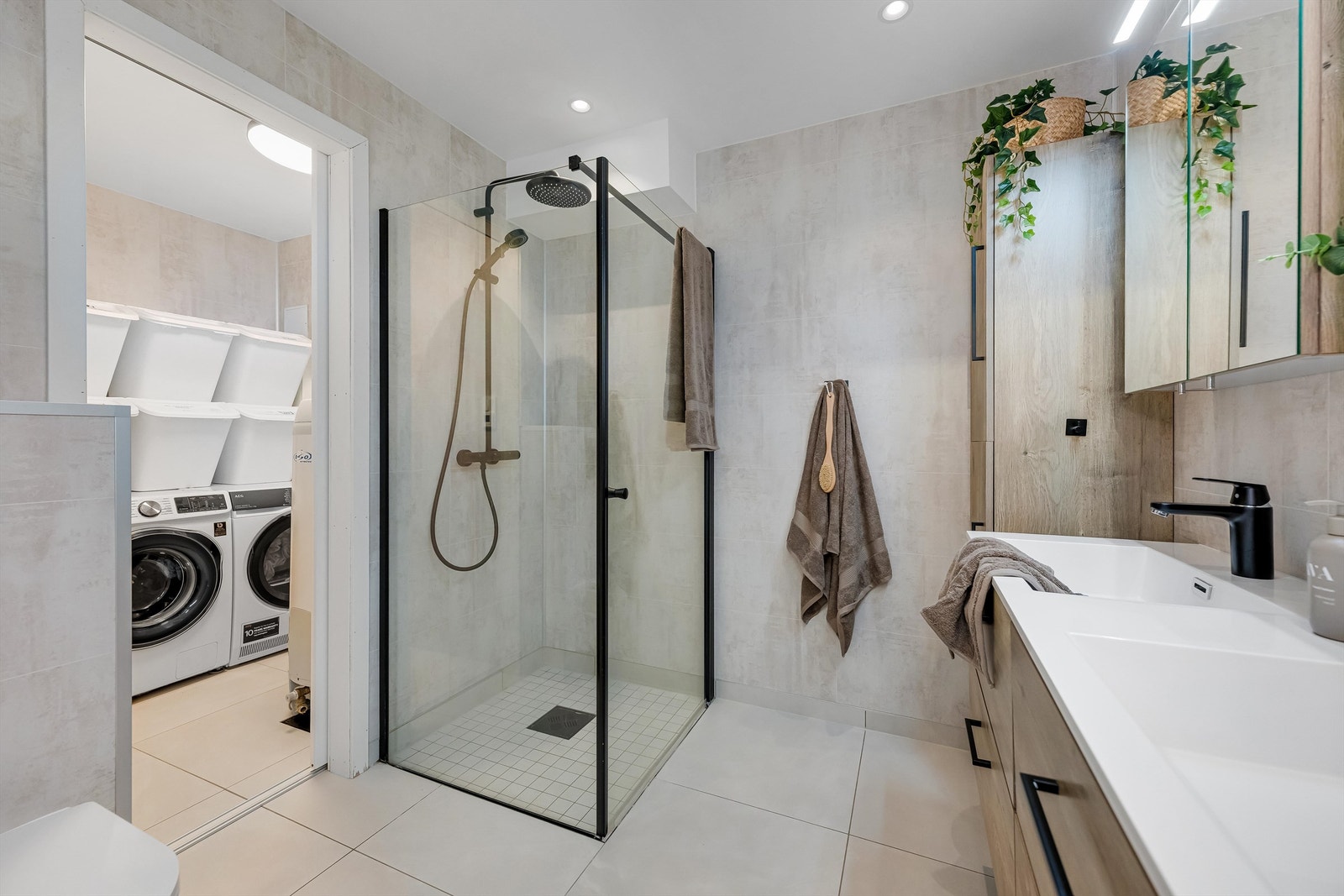 Fra badet er det tilkomst til vaskerommet som også ble pusset opp samme tid. Galleribilde