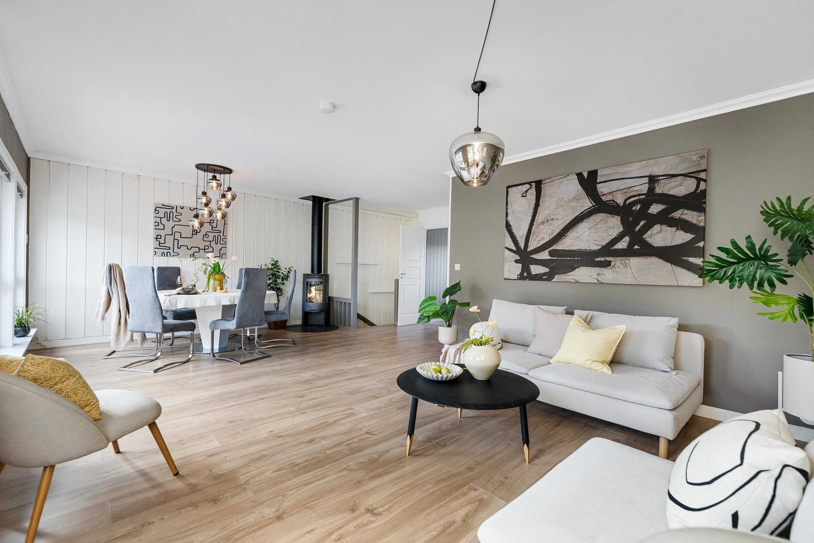 Romslig stue med god plass til både stor sofa og spisegruppe. Galleribilde
