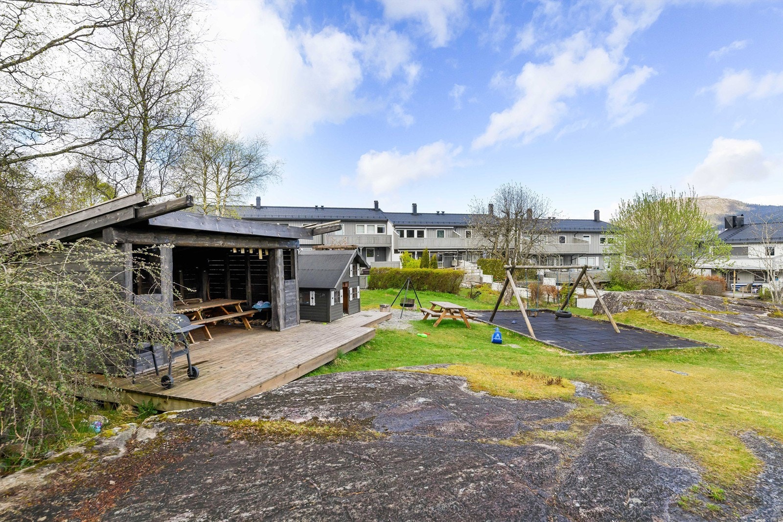 Her har borettslaget fått laget flott gapahuk. Galleribilde