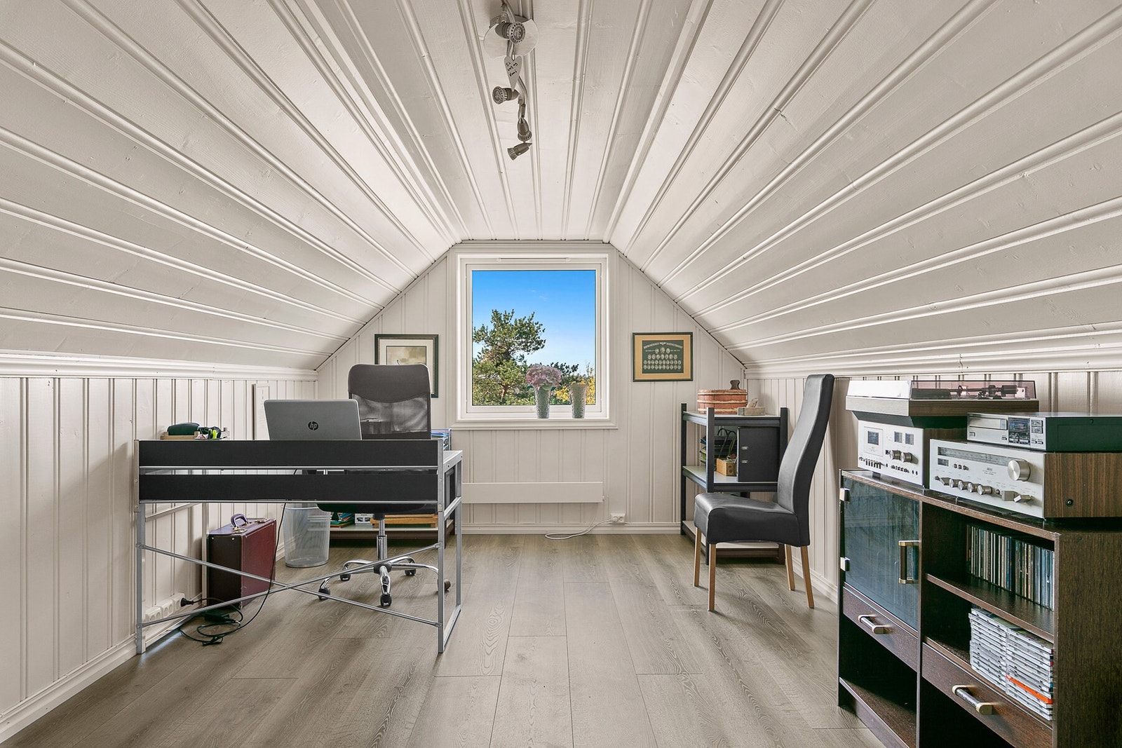 Loftsetasjen er innredet etter byggeår. Her disponeres i dag flere rom som soverom. Disse må bruksendres hos kommunen for å få godkjenning. Galleribilde