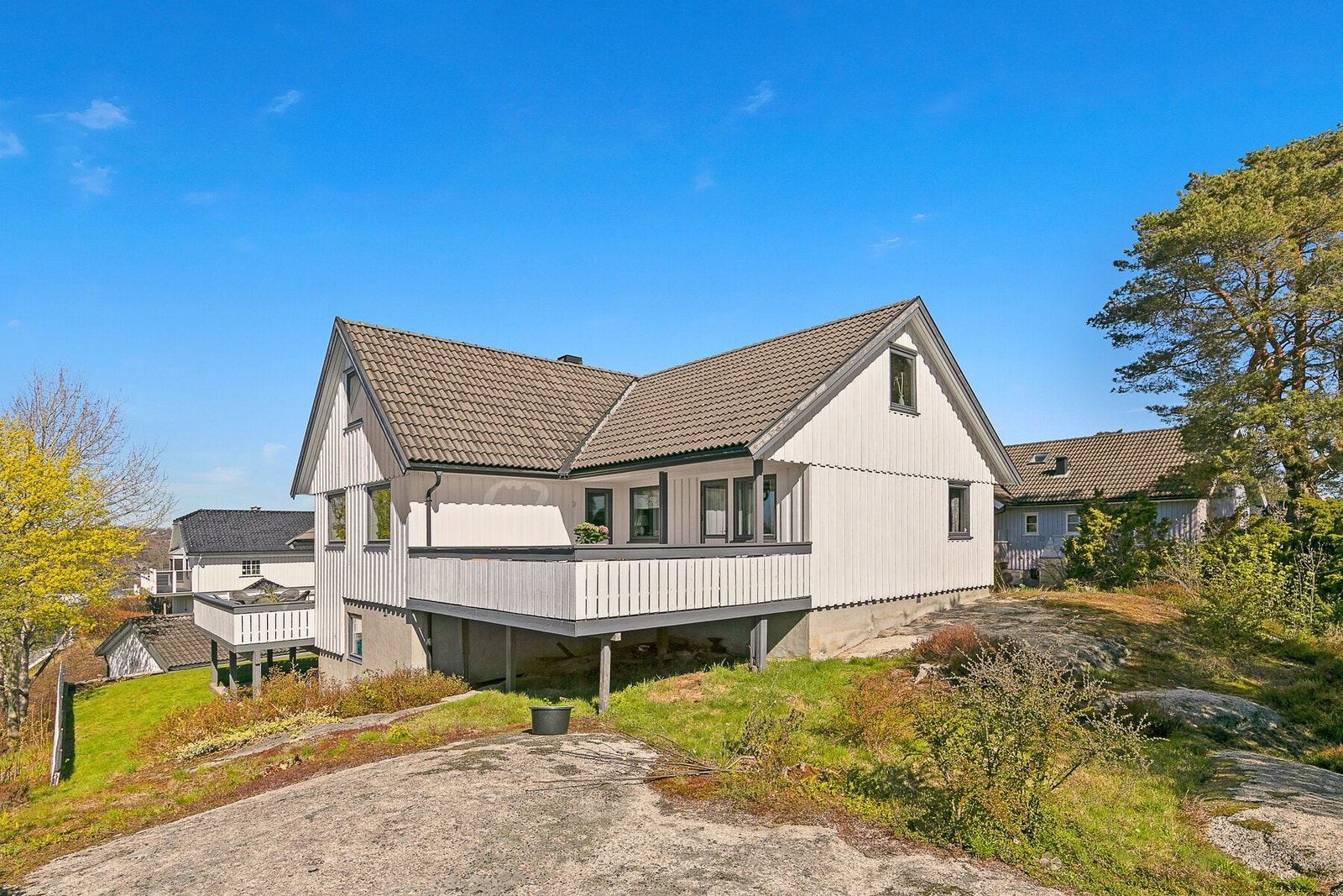 Tomten er pent opparbeidet med hage og naturtomt. Galleribilde