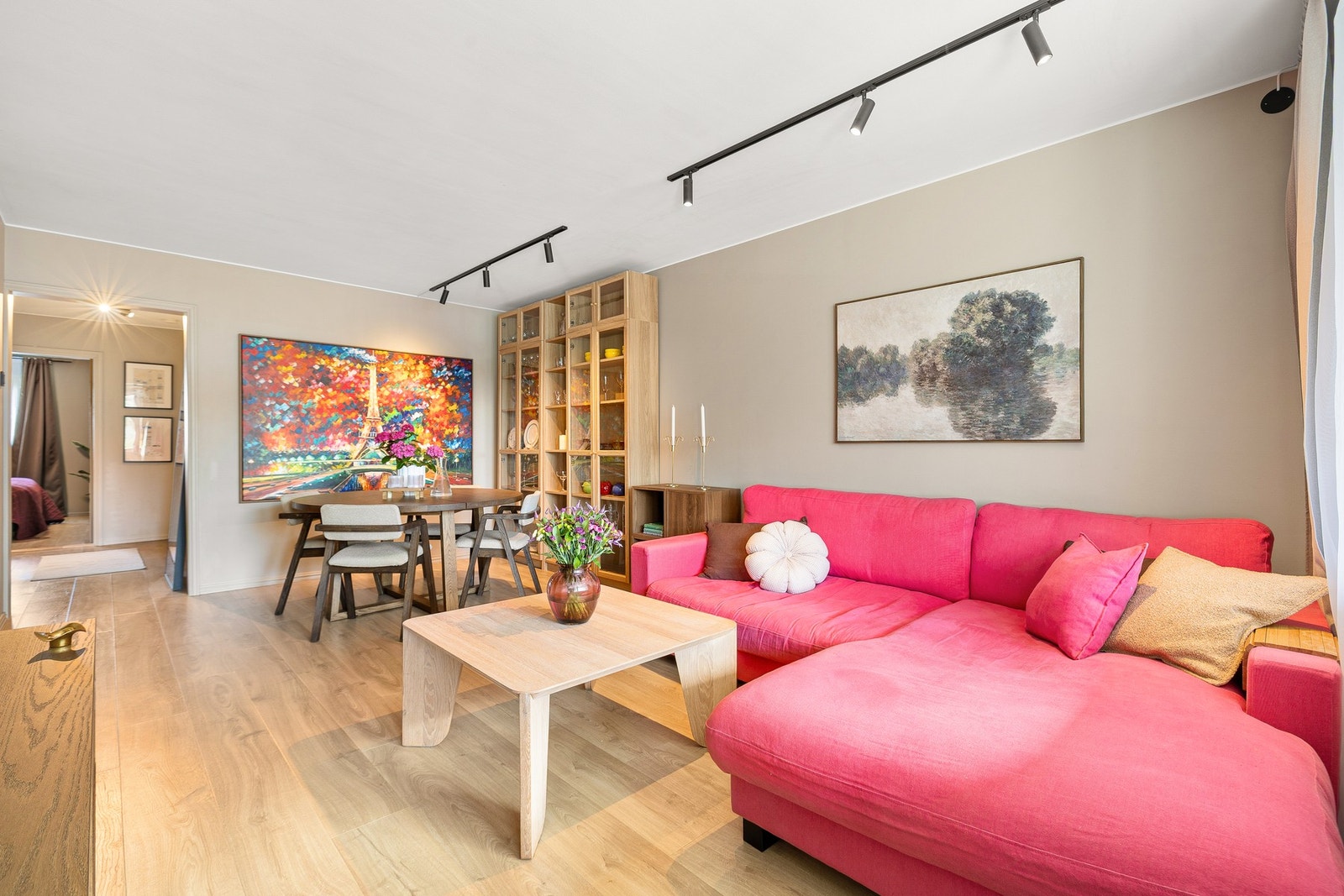 Videre på stuen er det god plass til et hyggelig spisebord av god størrelse. Galleribilde