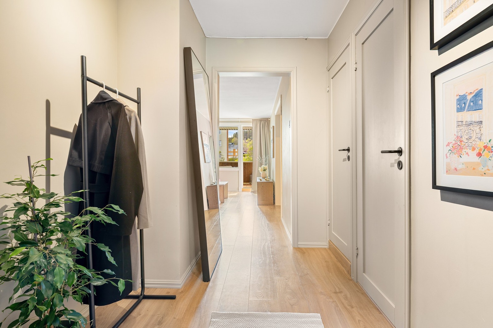 Lys og romslig entrè. Galleribilde