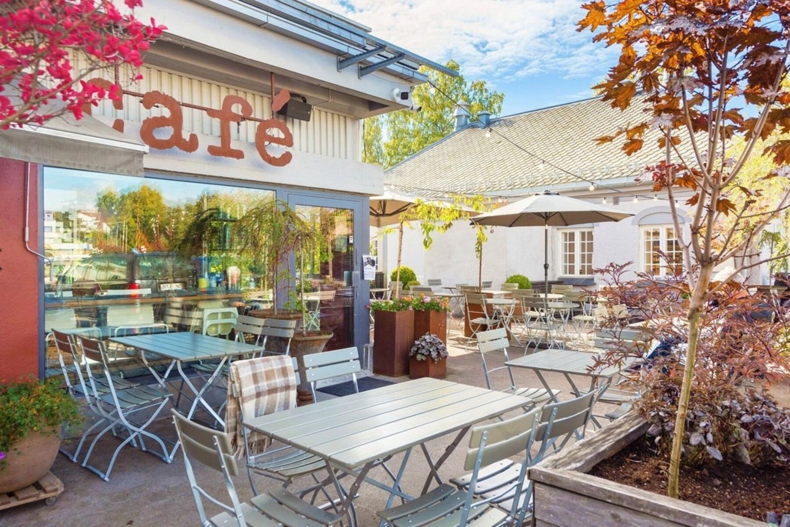 Grønn Café på Lilleaker Torg er meget populær. Supre mennesker bak disken og perfekt for lunsj, vertinnegaver eller det lille ekstra i kjøleskapet Galleribilde