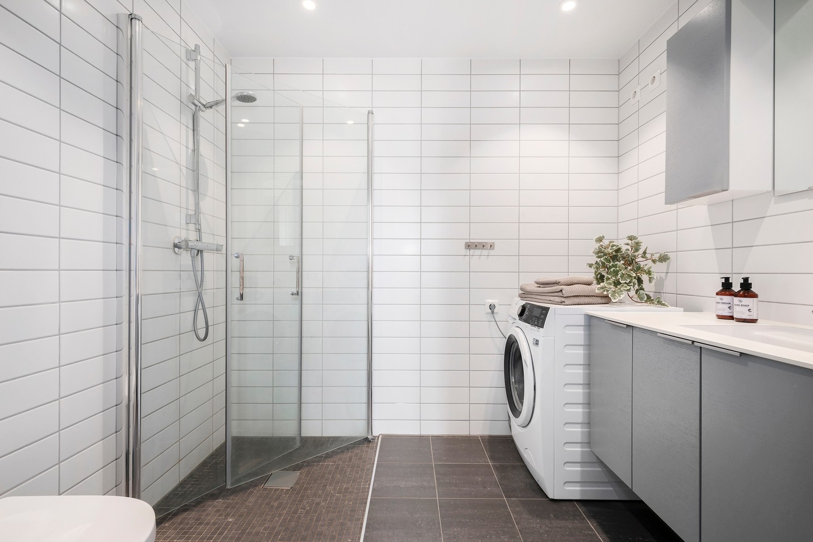 Badet har varme i gulv og downlights i himling Galleribilde