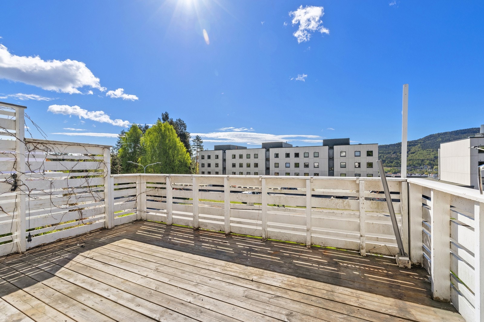 Hyggelig terrasse med gode solforhold Galleribilde