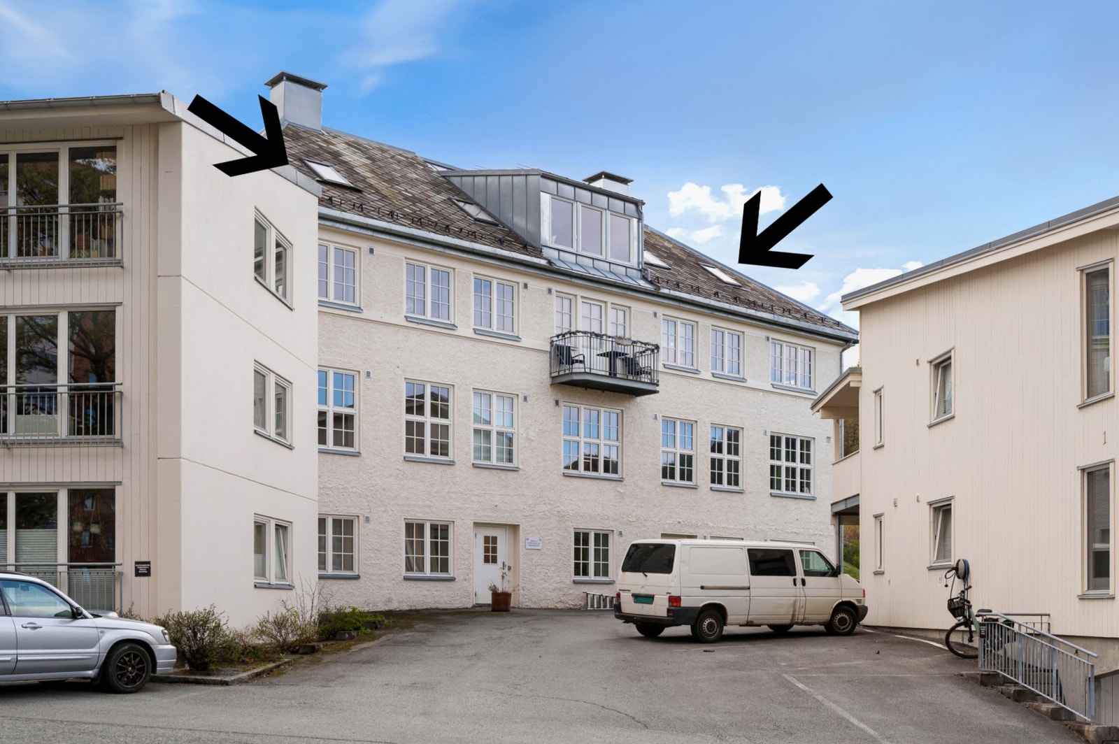 Borettslaget disponerer to parkeringsplasser for besøkende. Galleribilde