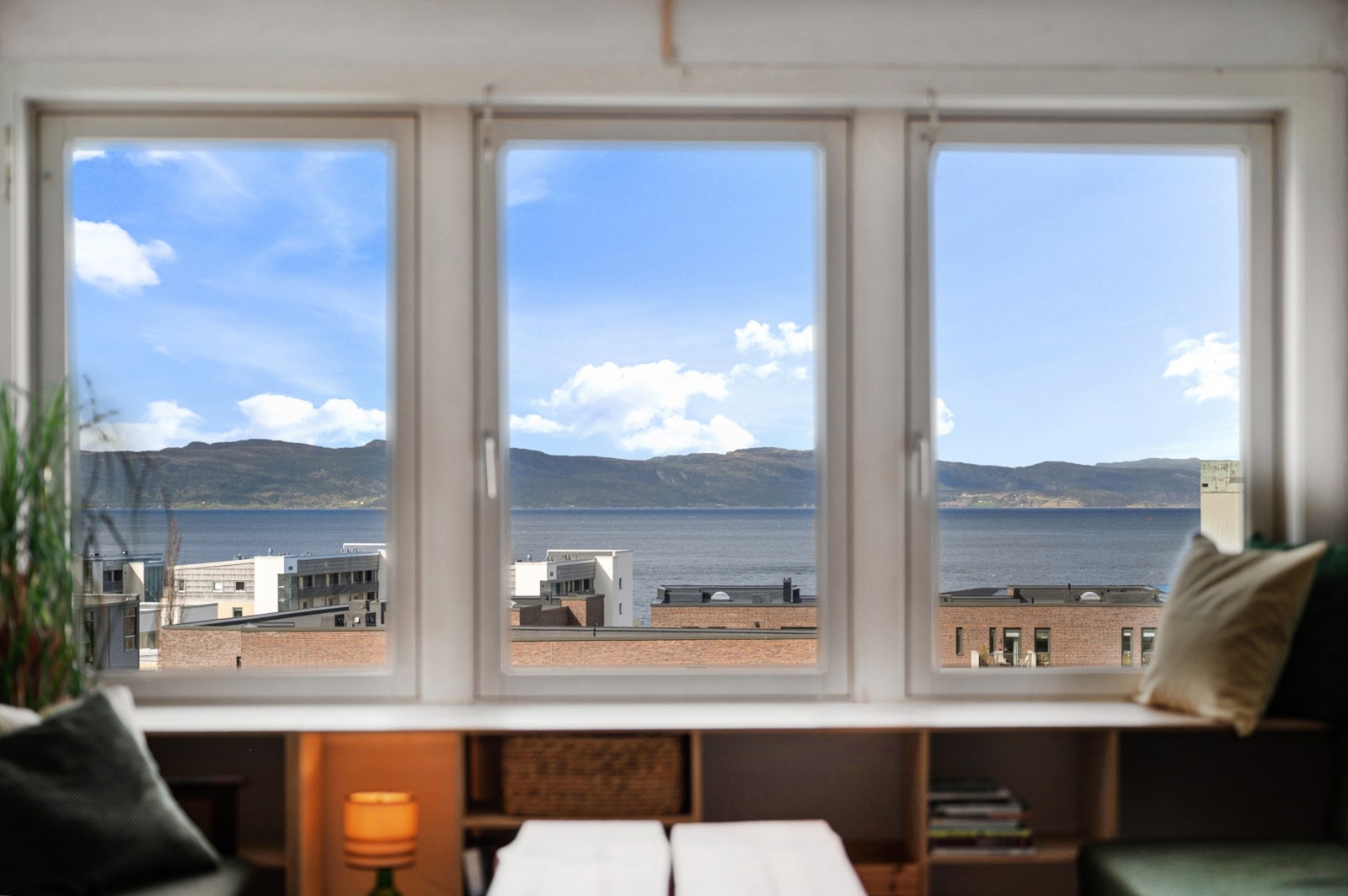 Fra stuen har man nydelig utsikt mot Trondheimsfjorden og Fosenalpene. Galleribilde