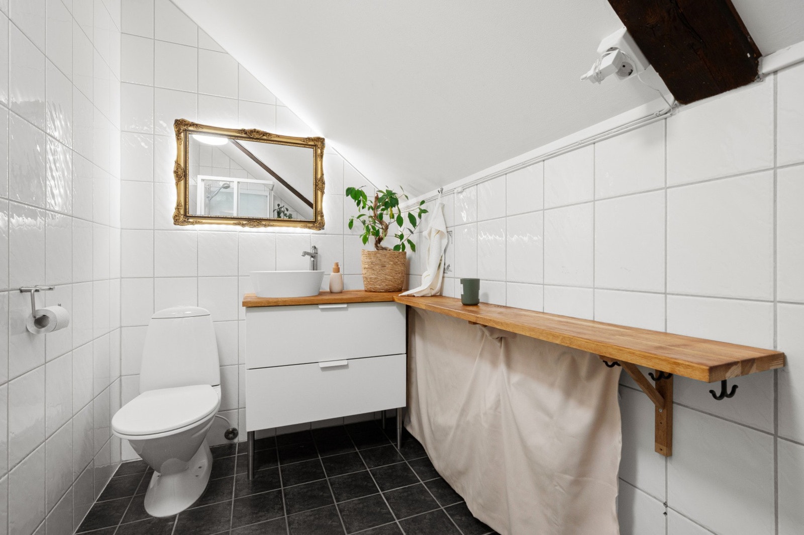 Badet har både varme i gulv og opplegg til vaskemaskin. Galleribilde