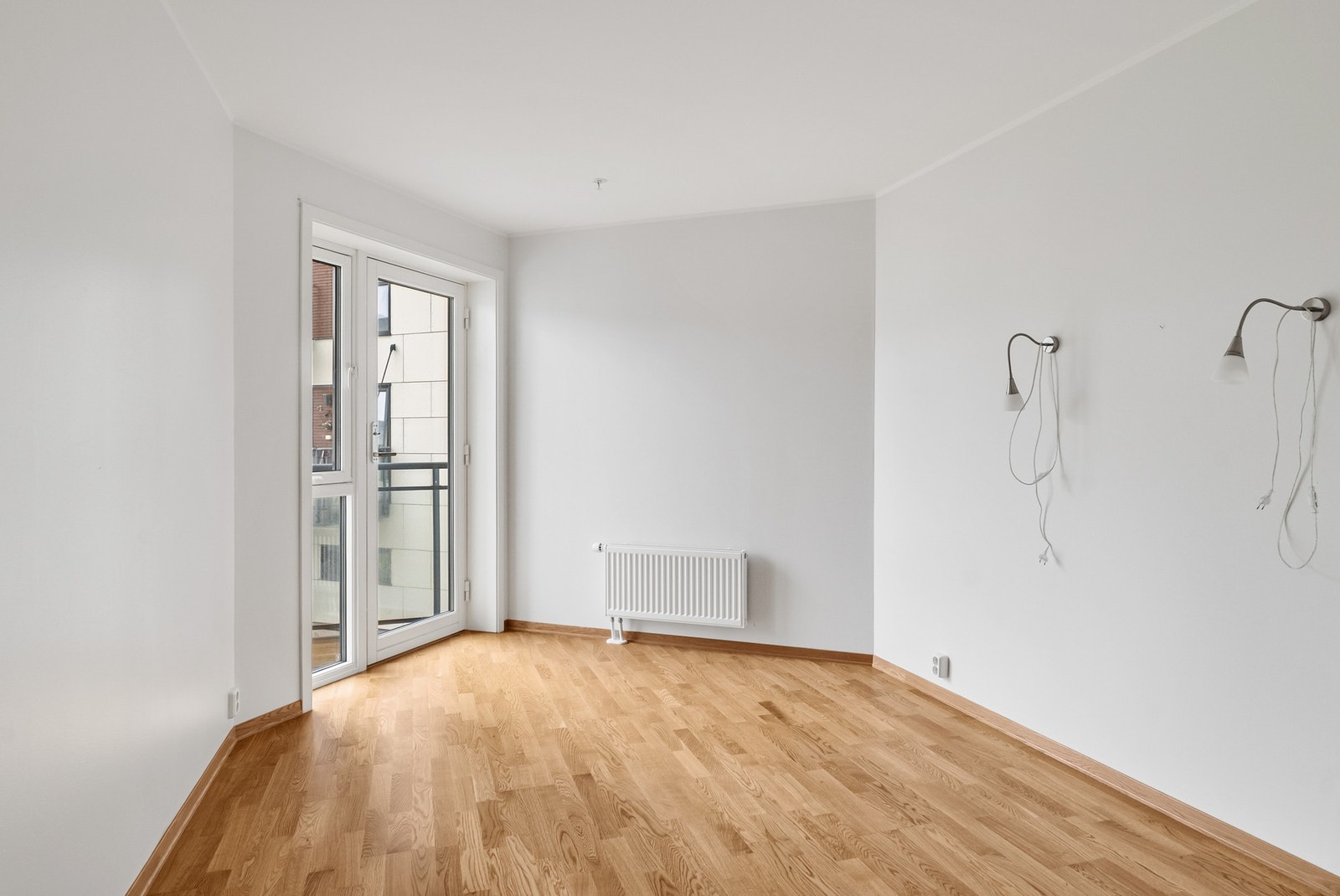 Hovedsoverom i god størrelse med utgang til balkong - Vannbåren radiatorvarme Galleribilde