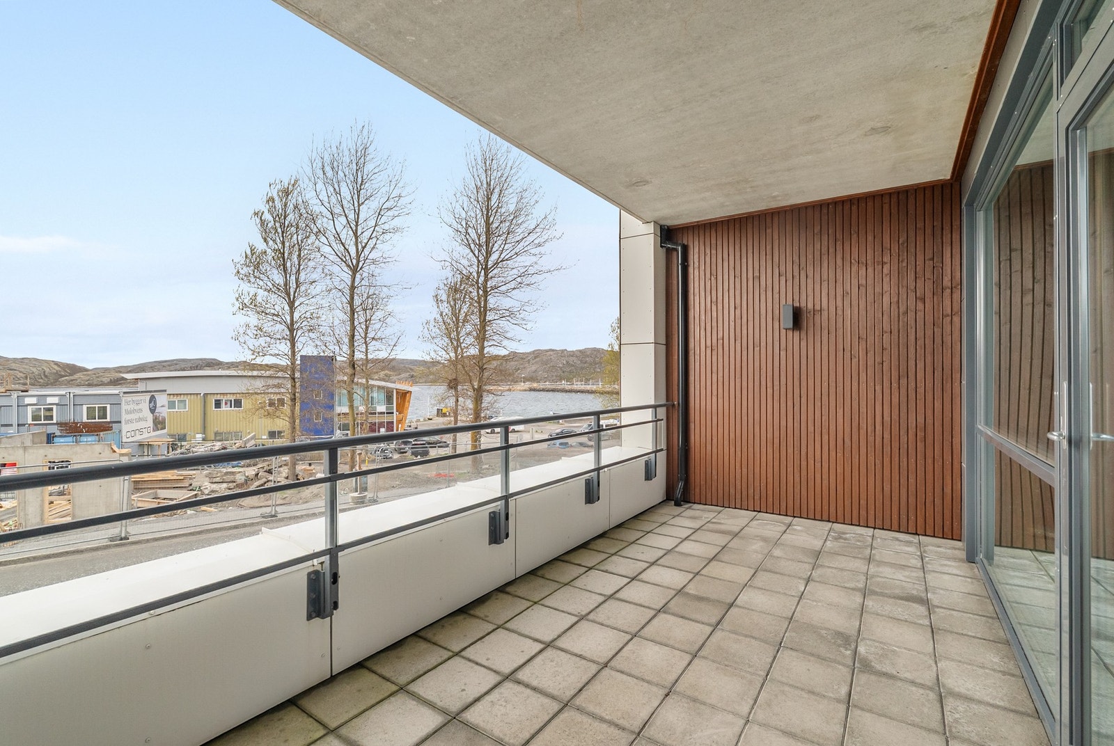 Takoverbygget balkong på 16 kvm, med god plass til utemøbler Galleribilde