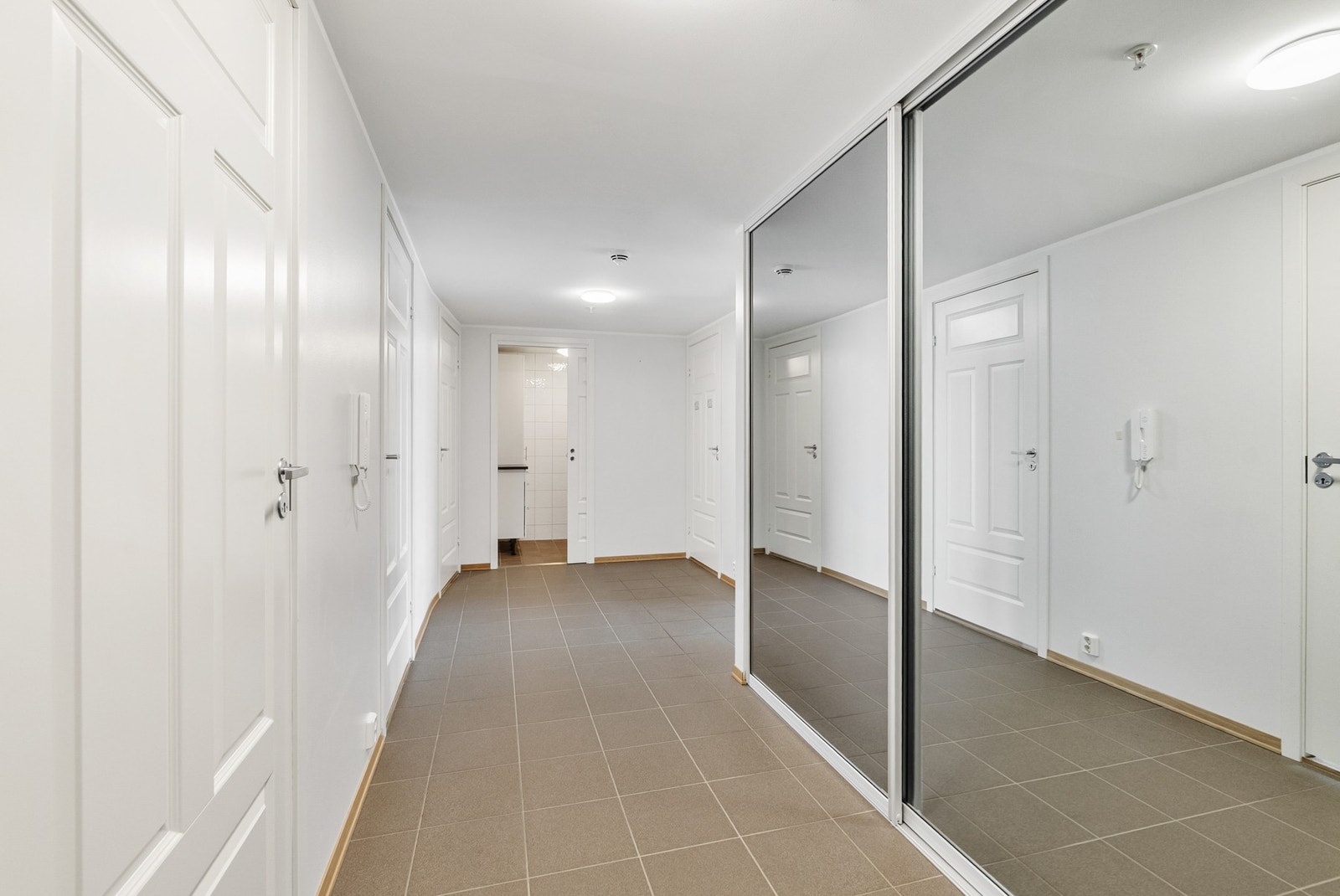 Velkommen inn! - Entré med varme i gulv - Stor skyvedørsgarderobe med speildører Galleribilde