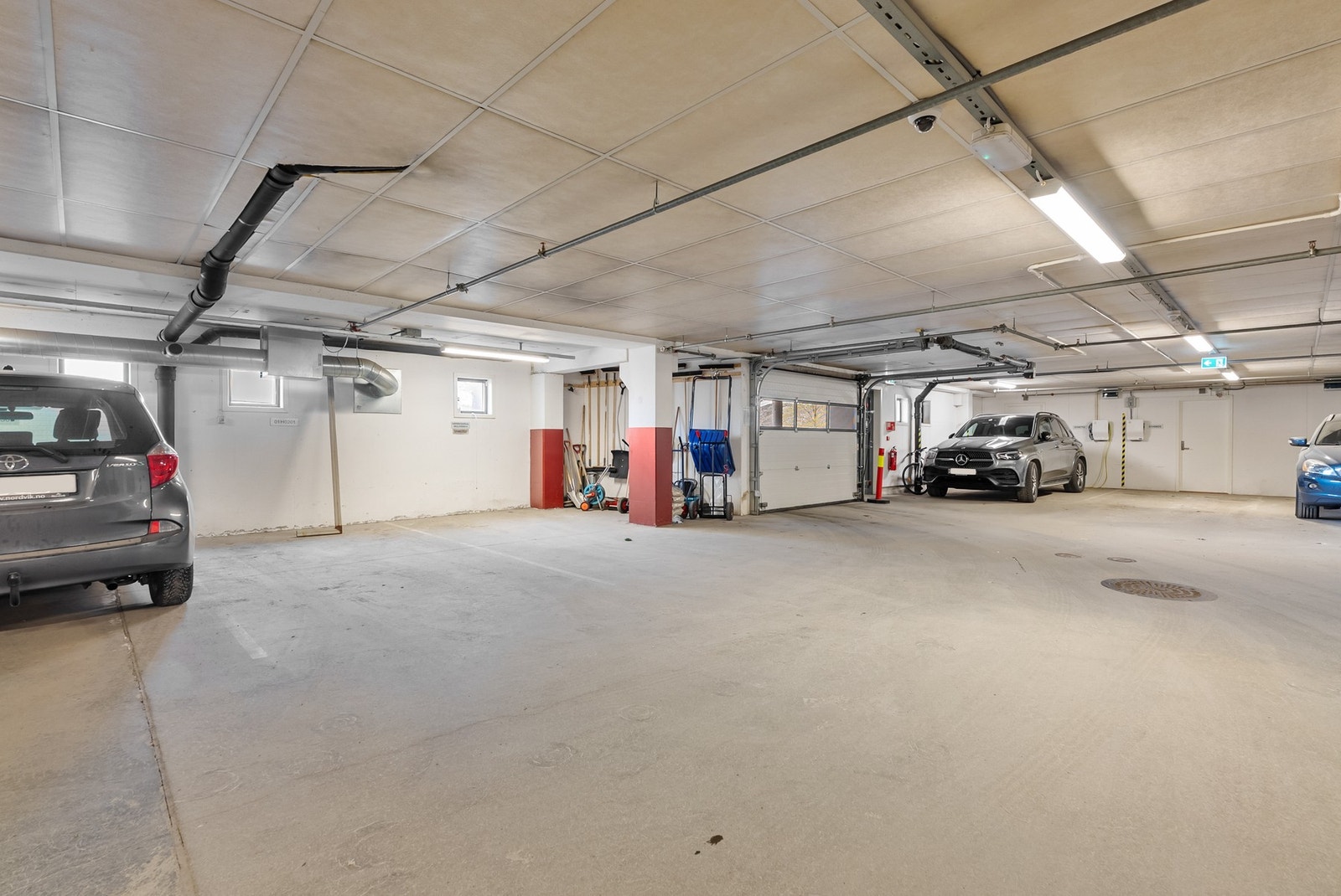 Fast parkeringsplass i lukket garasjekjeller - Klargjort for el-billader Galleribilde