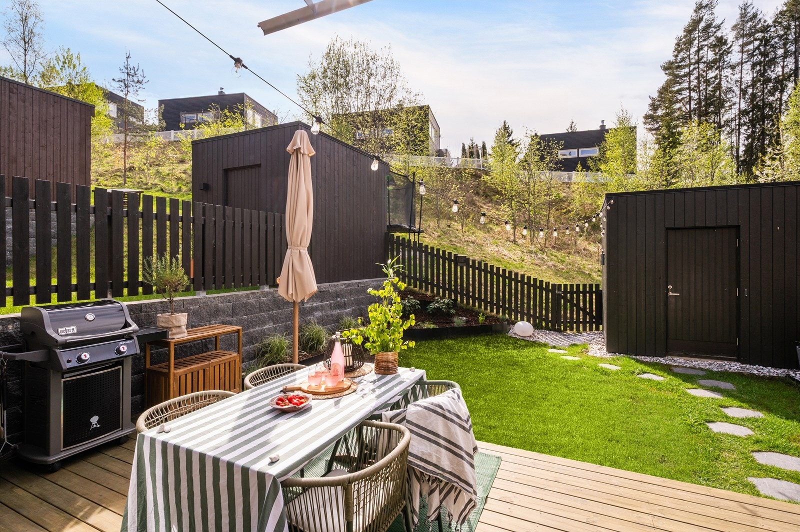 Ekstern bod i hagen som gir ytterligere oppbevaringsmuligheter for hageutstyr og sesongutstyr. Galleribilde