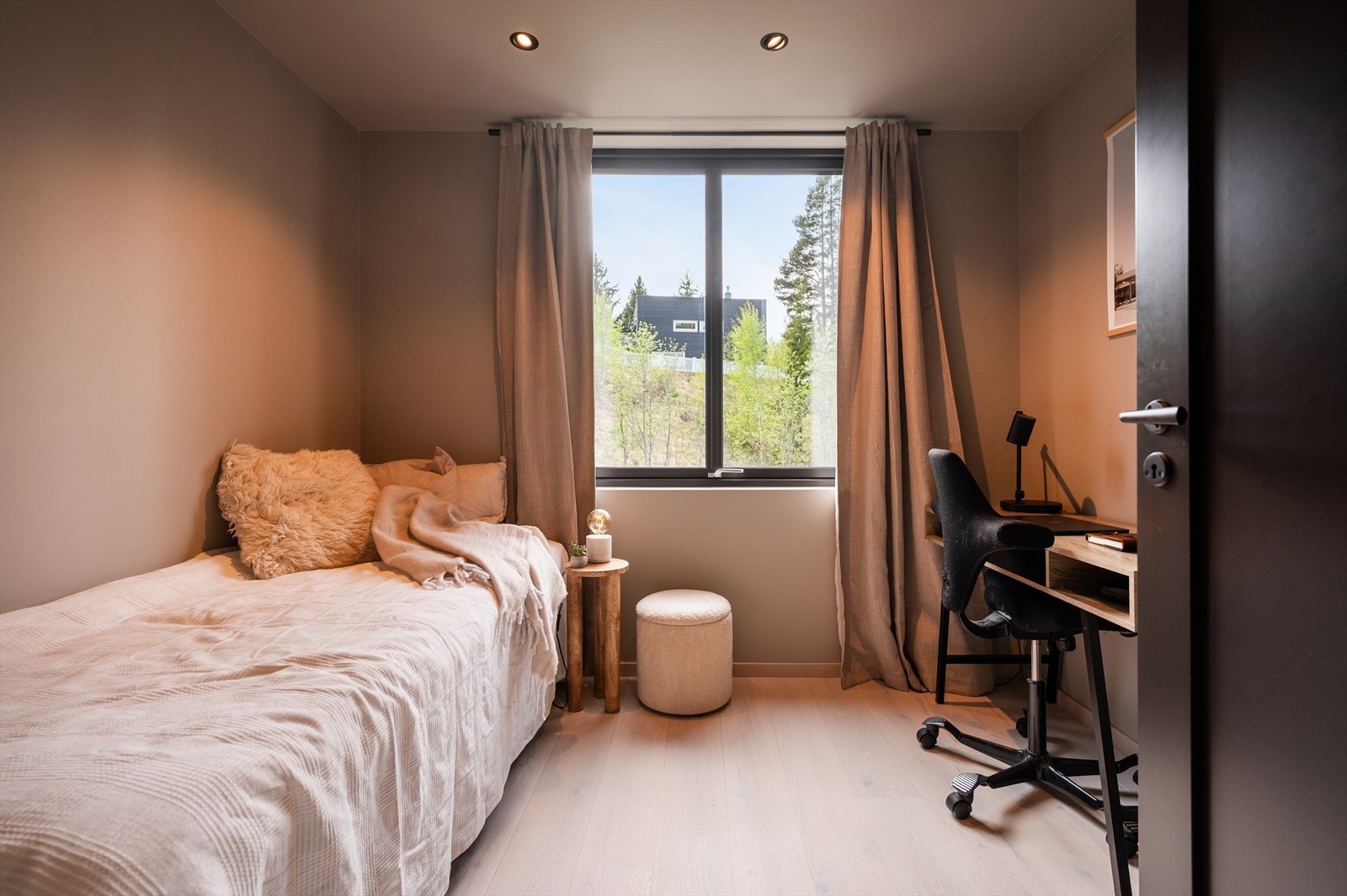 Soverom 2 med stilrene overflater og gjennomtenkte detaljer. Galleribilde