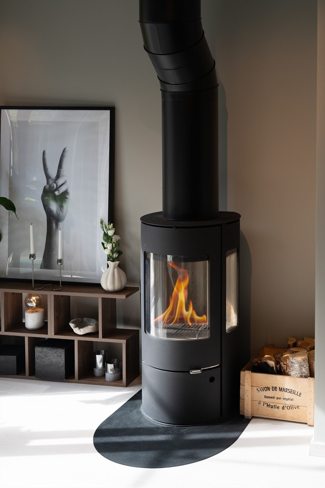 Peis med sideglasssikrer både god varme og knitrende hygge på kalde dager. Galleribilde