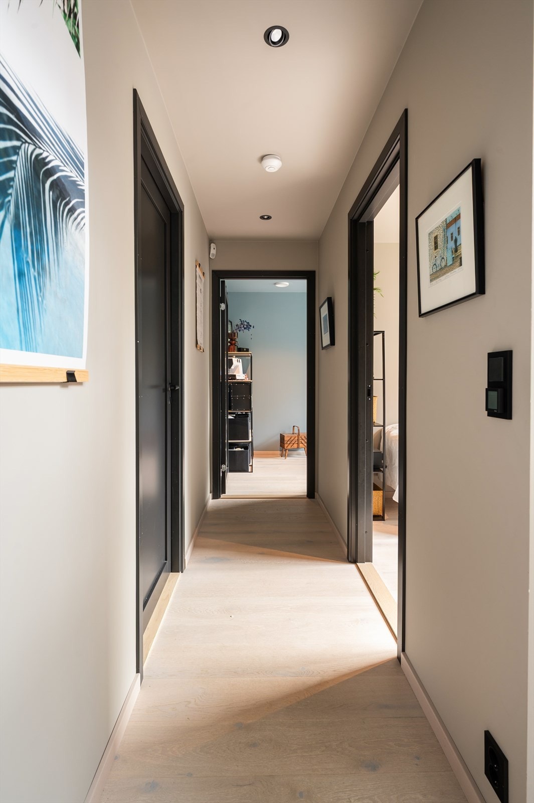 Andre etasje med 3 soverom, walk-in garderobe, to baderom og balkong. Galleribilde