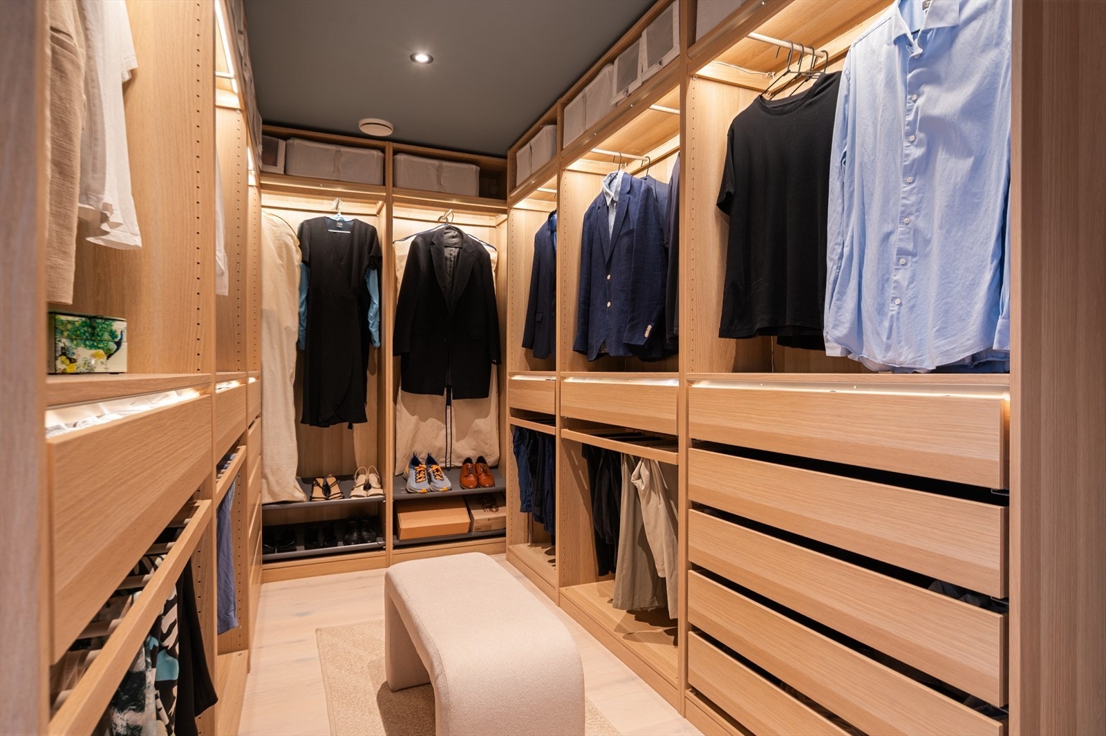 Påkostet walk-in closet innredet med PAX-løsning og stemningsfull belysning. Galleribilde