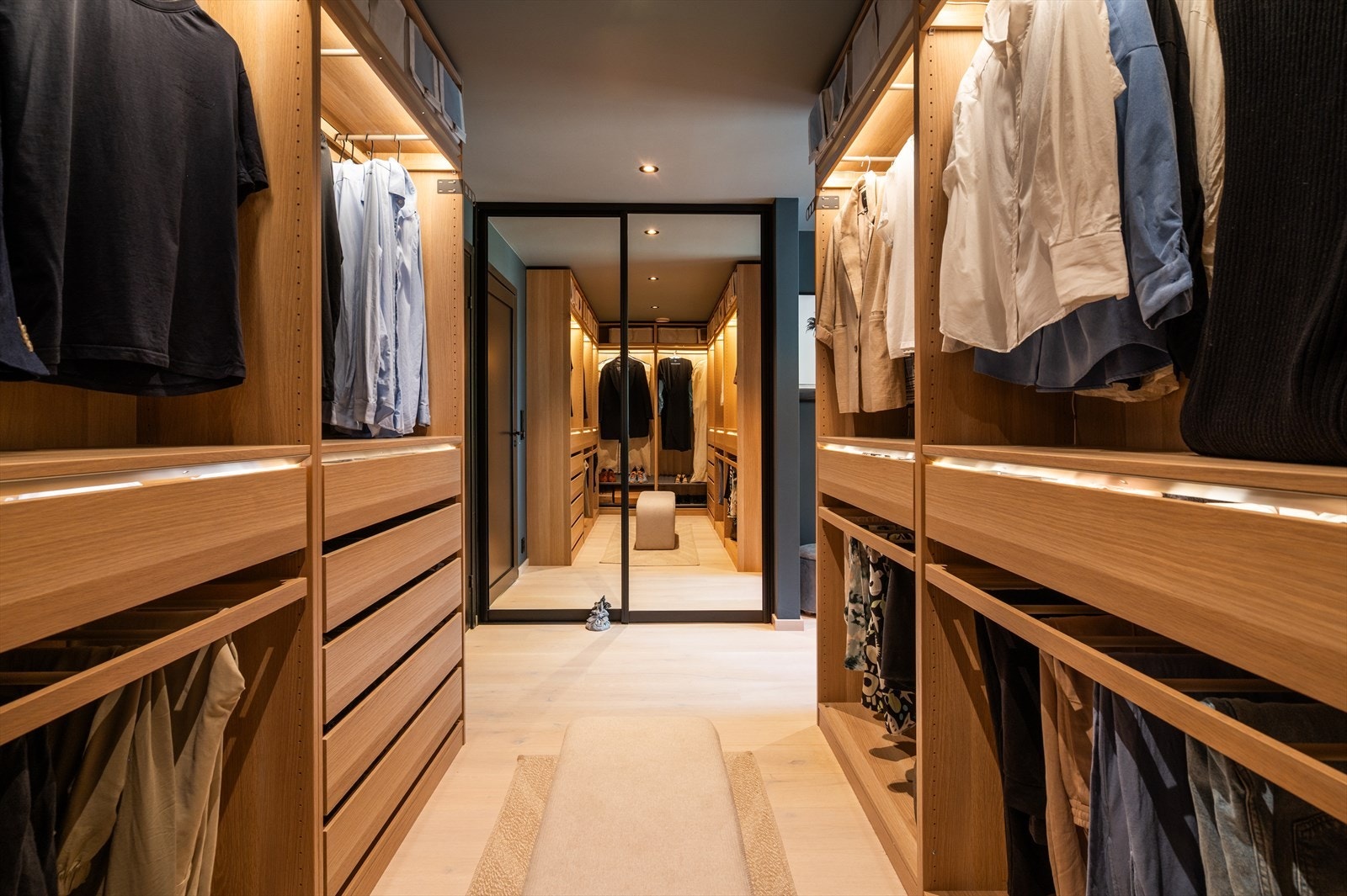 Soverommet har skyvedørsgarderobe med speilfronter Galleribilde