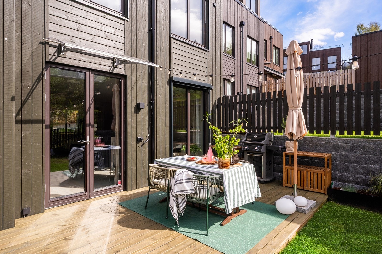 Den romslige terrassen gir deg en perfekt mulighet til å nyte solen og tilberede deilige grillretter utendørs! Galleribilde