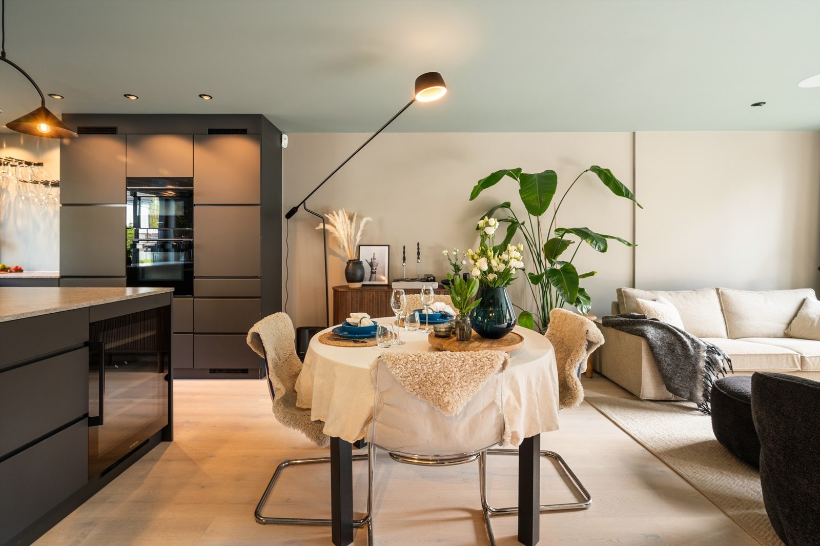 Stuen er lys og romslig, med god plass til både spise- og sittegruppe. Galleribilde