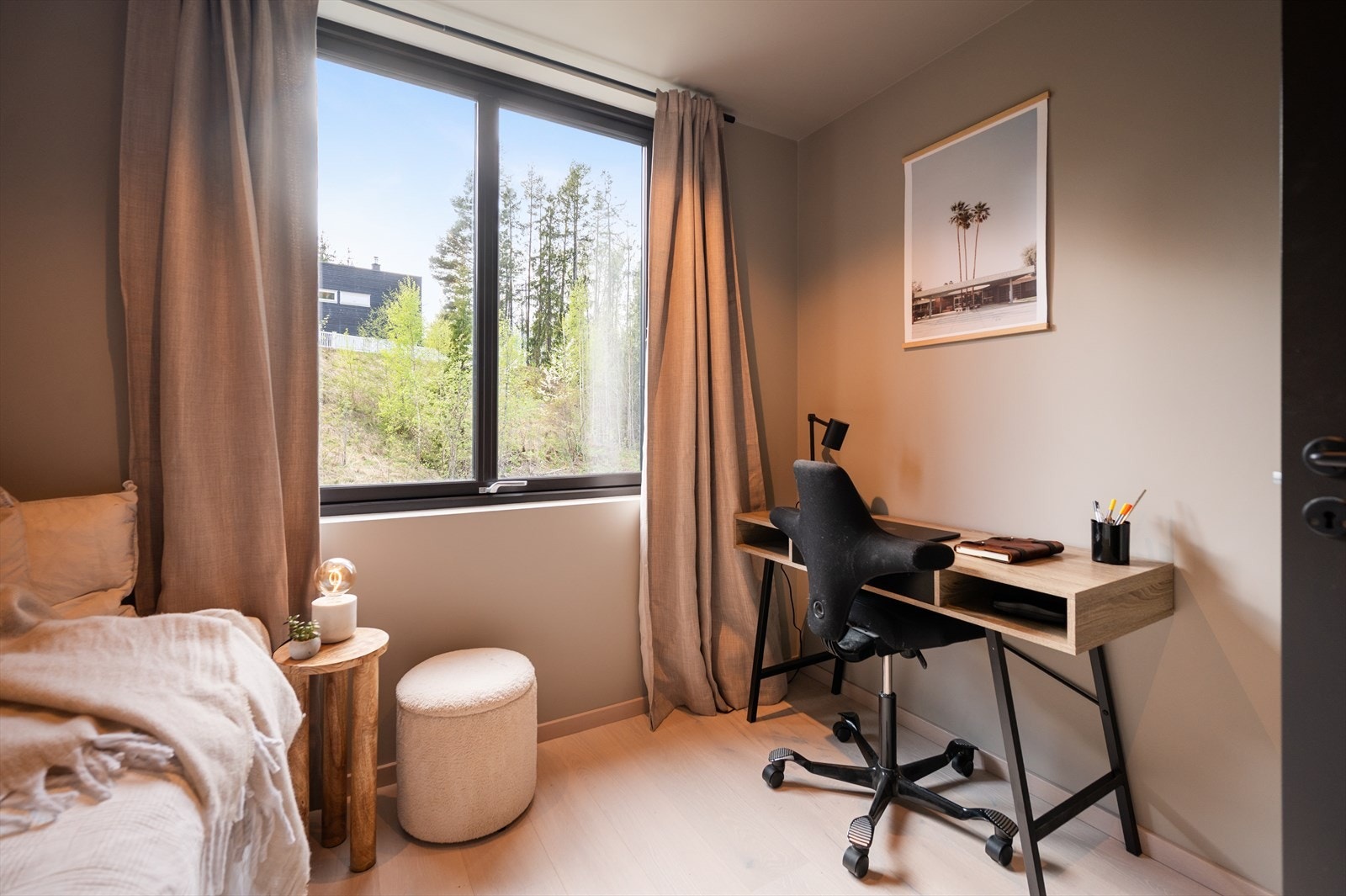 Her er det god plass til seng, tilhørende nattbord og garderobeskap. Galleribilde