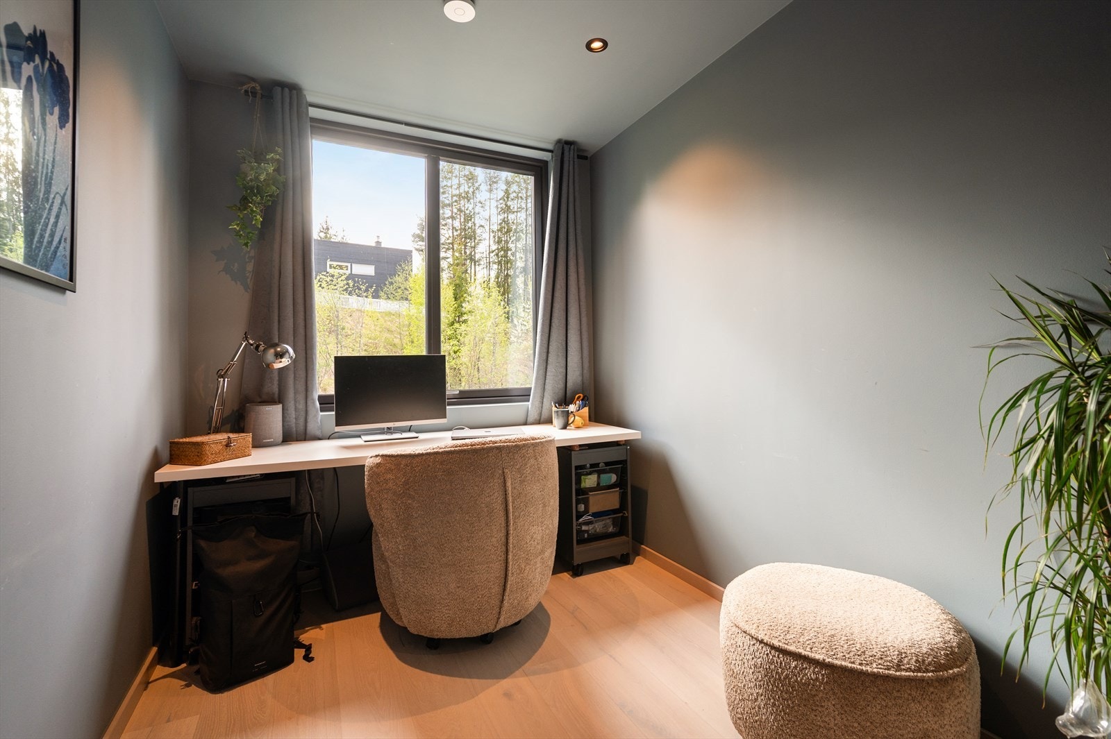 Alle soverommene er utstyrt med utvendige screens tilkoblet Eaton smarthussystem, som gir effektiv solskjerming og fleksibel styring etter behov. Galleribilde