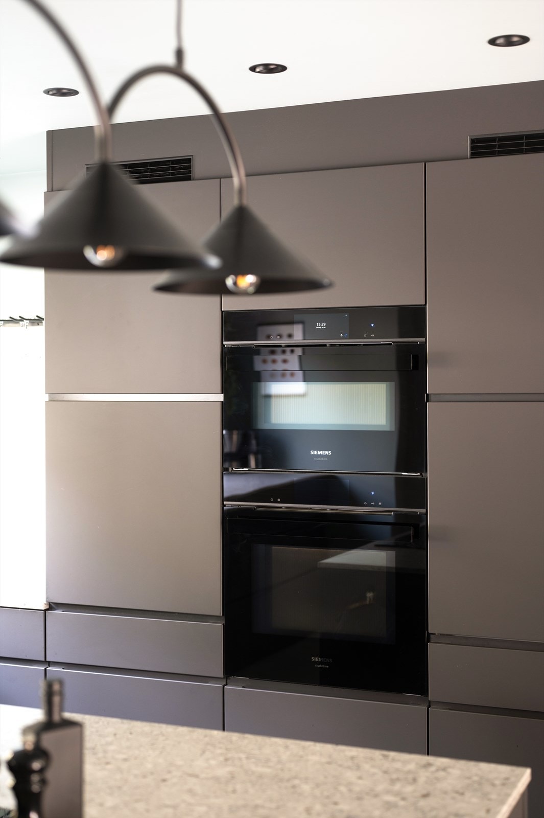 Toppmoderne stekeovn med pyrolyse, mikrobølgefunksjon, dampfunksjon, innvendig kamera og touchskjerm, samt separat mikrobølgeovn med pyrolyse og touchskjerm. Galleribilde