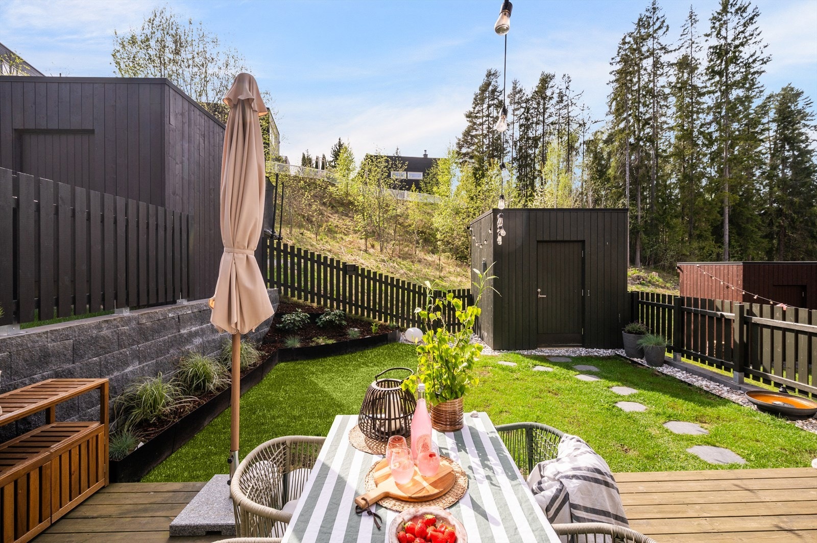 Uteområdet er praktisk tilrettelagt med flere strømuttak og klargjort for ekstra utebelysning langs muren, samt praktisk utekran i hagen. Galleribilde