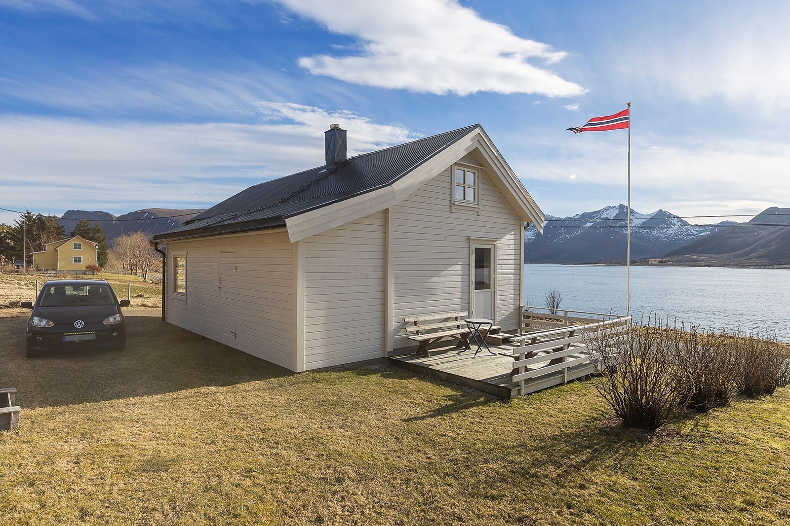 Muligheter for å parkere bak huset og i oppkjørsel Galleribilde