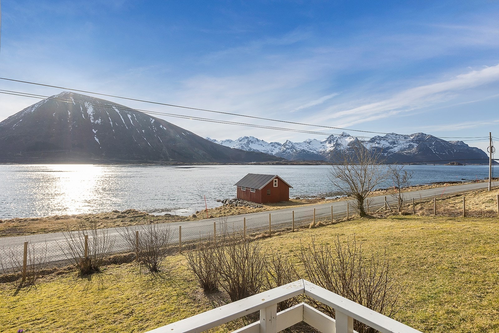 På Barstrand er det kort vei til naturopplevelser både til havs og til fjells. Ca. 15 min kjøretur til verdenskjent golfbane. Galleribilde
