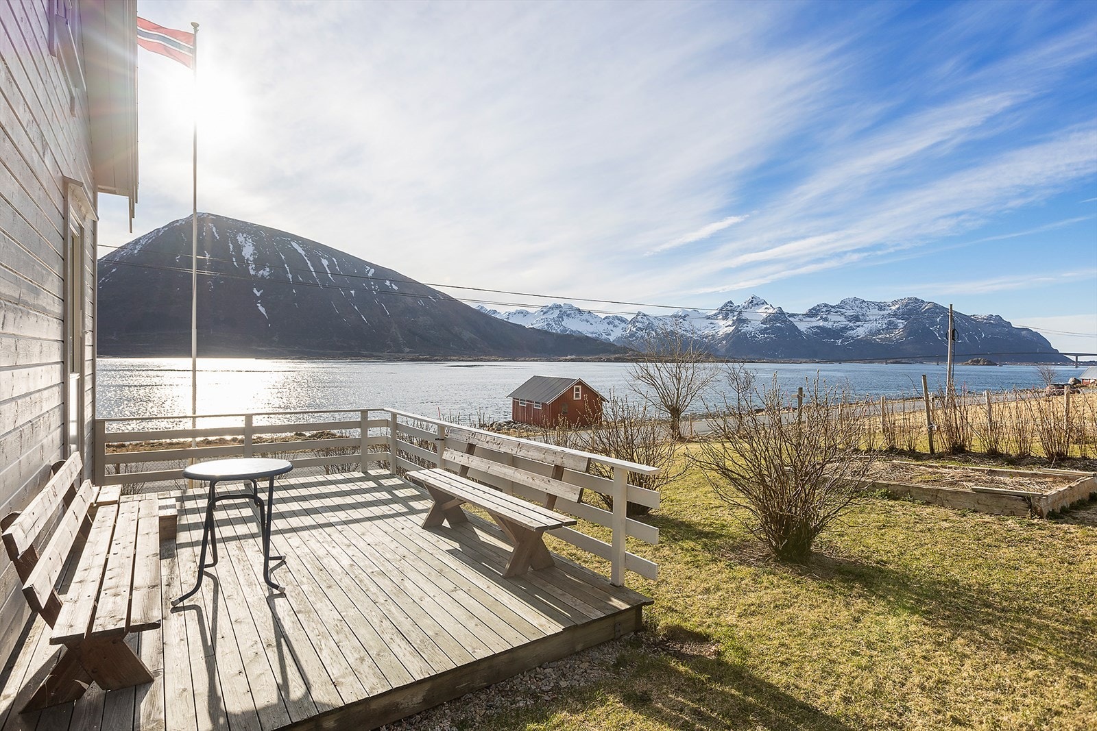 Utsikt i verdensklasse mot hav, fjell og Gimsøybrua Galleribilde