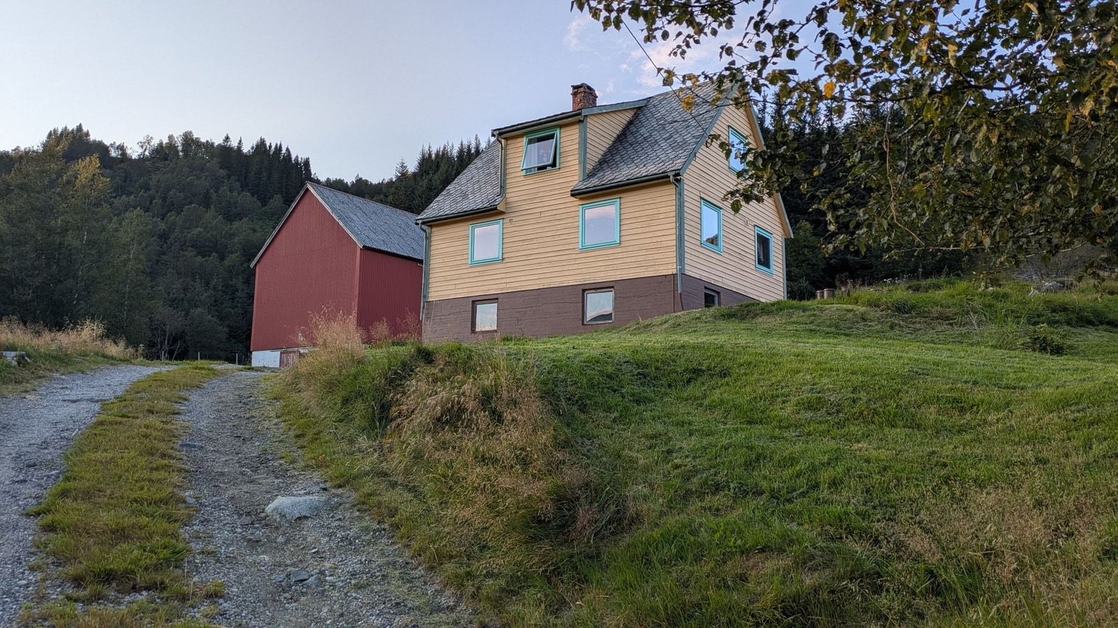 Siste bilder med nymalt grunnmur og vinduskarmer. Vinduer i kjelleren er byttet etter dette bildet er tatt. Galleribilde