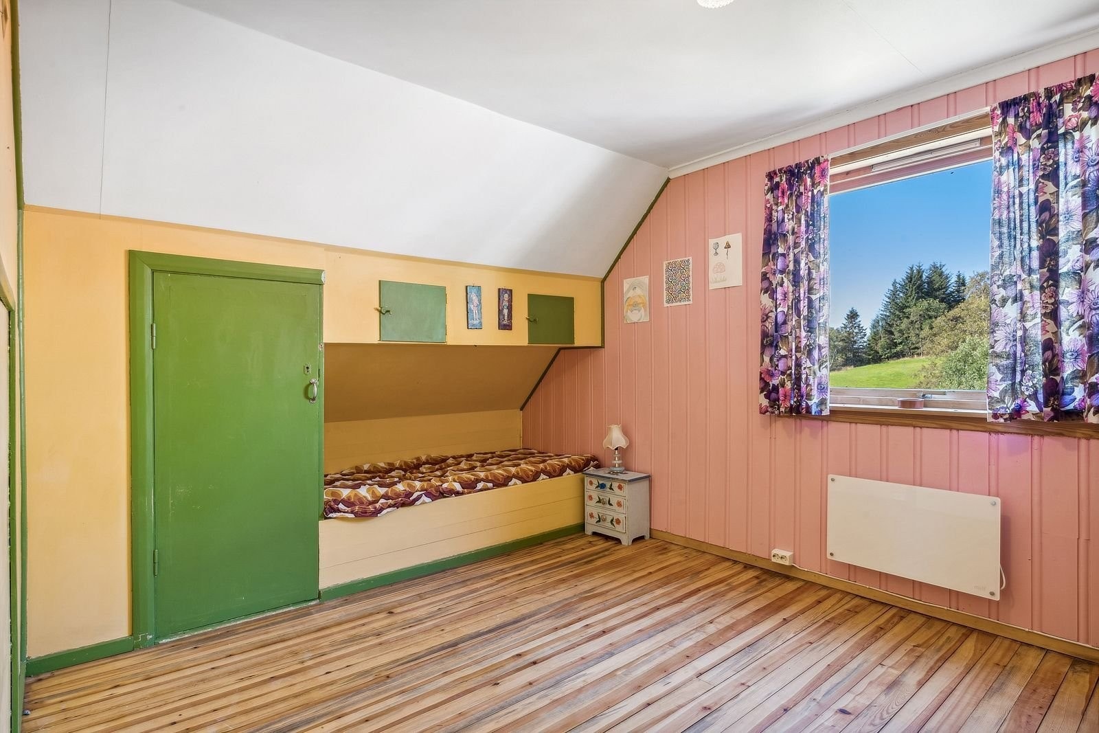Flotte tregulv som er fått frem og pusset ned i to av rommene. Varmt og godt under beina. Galleribilde