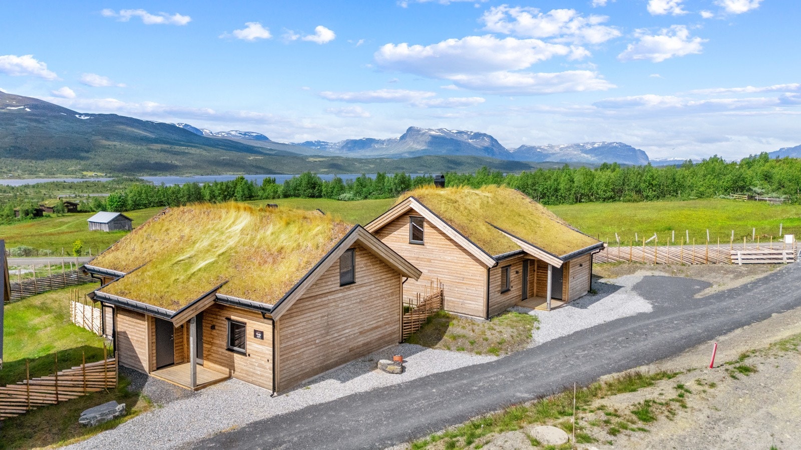 Eiendomsmegler Marit Nystuen presenterer to flotte, nye hytter på vakre Syndin satt opp av Tveitabru AS. Foto: Christine Stokkebryn Galleribilde
