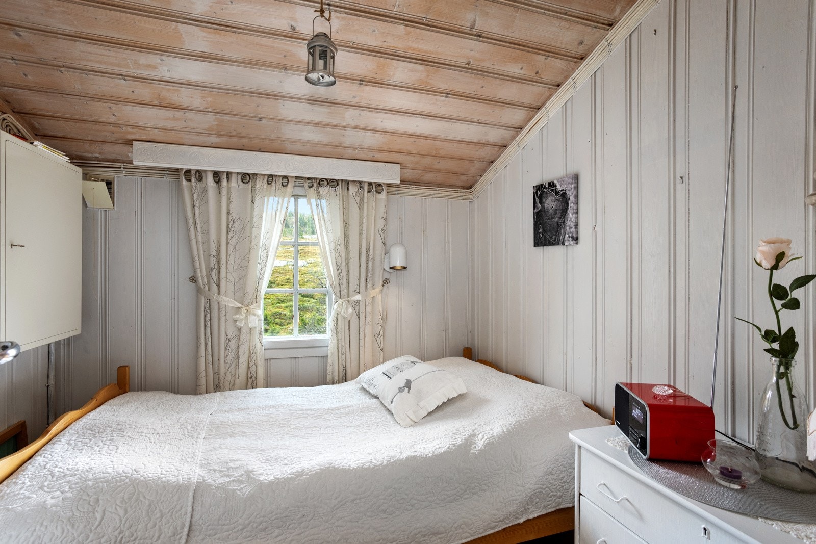 Soverom malt i lyse, fine farger. Her er det plassert dobbeltseng. Galleribilde