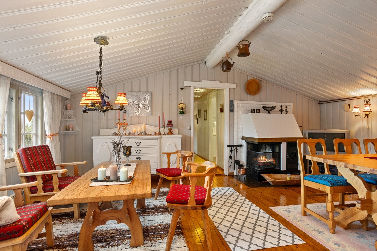Spisestuen er romslig og det er god plass til bade en sittegruppe og til spisestue. Galleribilde