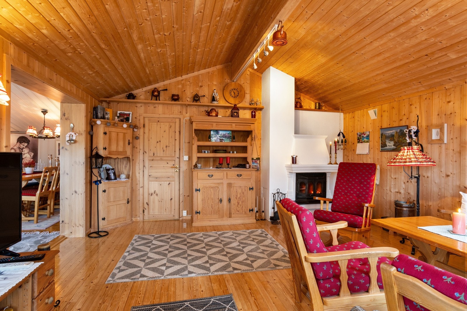 Her er det montert peis med innsats. Denne gir både varme og hygge. Galleribilde