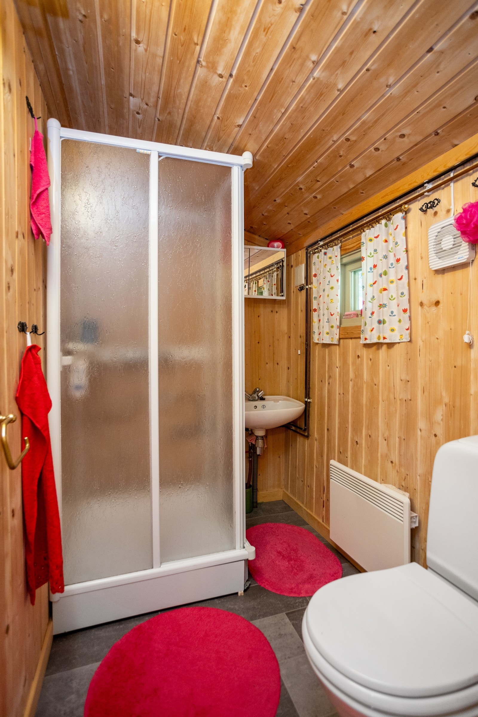 Fra entréen har man tilgang til badet. Det er ikke stort, men inneholder det man trenger. Galleribilde